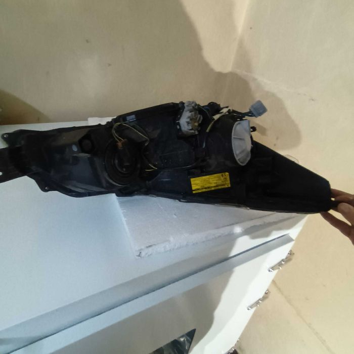 far stanga xenon dreapta subaru outback