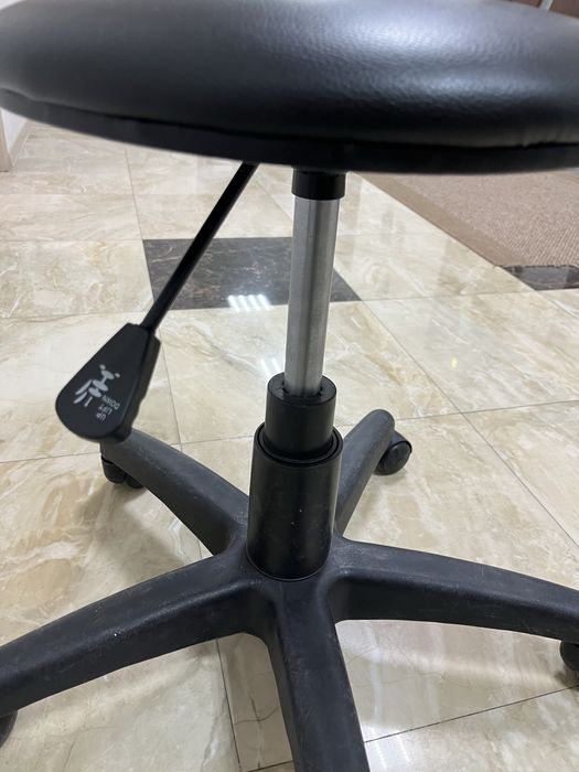 Поворотный стул крутящийся