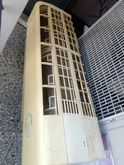 Свален но работещ климатик