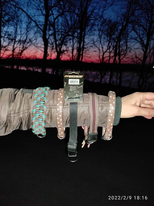 Продавам каишки,нашийници, поводи, четки, купички за храна.