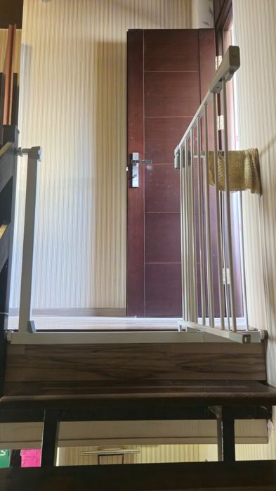 Барьер для ограничения детей на лестницу