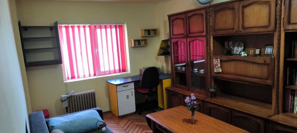 Strehaia - Vând apartament 2 camere,  blocul deasupra de Autogiva, Etaj 3, Suprafaţă utilă 50 mp+7mp balcon, mobilat şi utilat