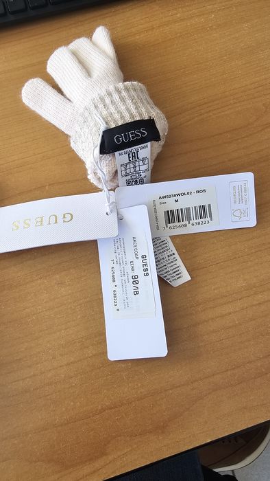 Шал и ръкавици Guess (оригинални)