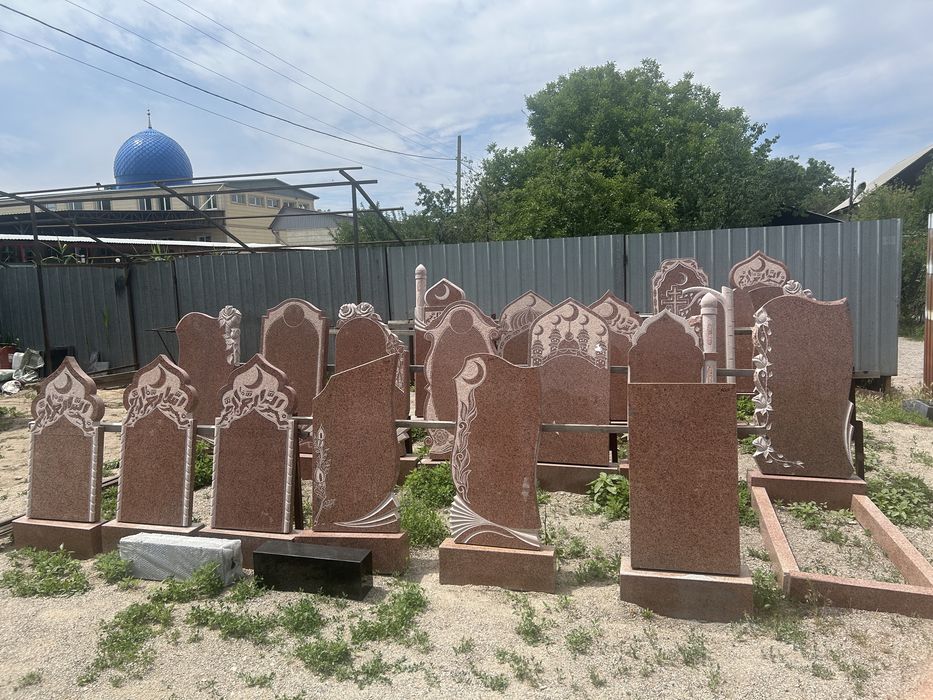 Ескерткіштер / Памятники / Қоршаулар / Оградки