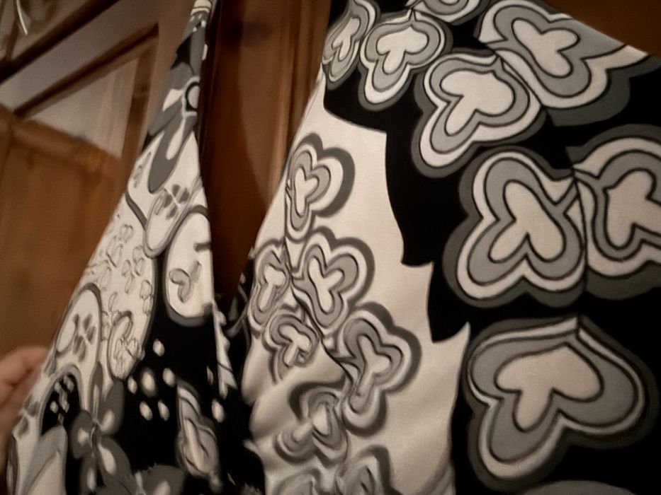 Дамска рокля с много приятна материя.