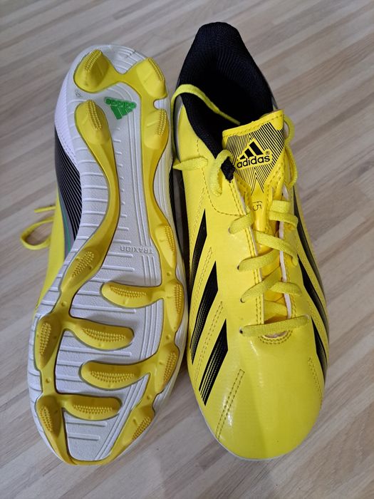 Нови футболни обувки Adidas.