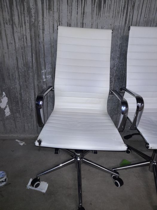 Срочно продам офисный стулья