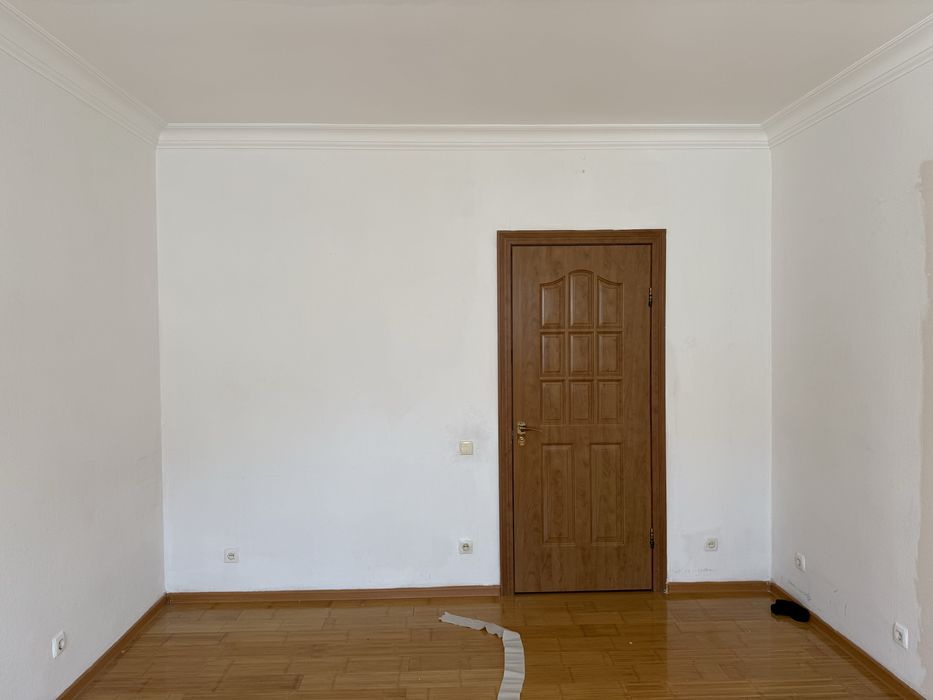 Дверь в пленке из пластика. Прочная