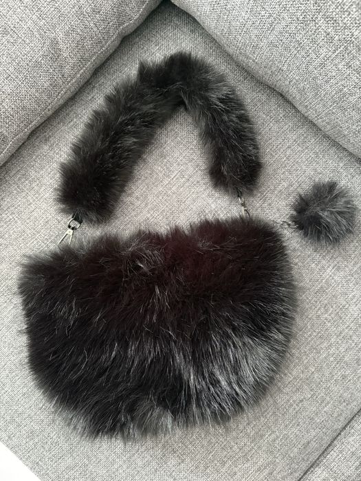 Черна пухена чантичка