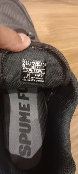 Продавам чисто нови маратонки за джогинг на фирмата Зара