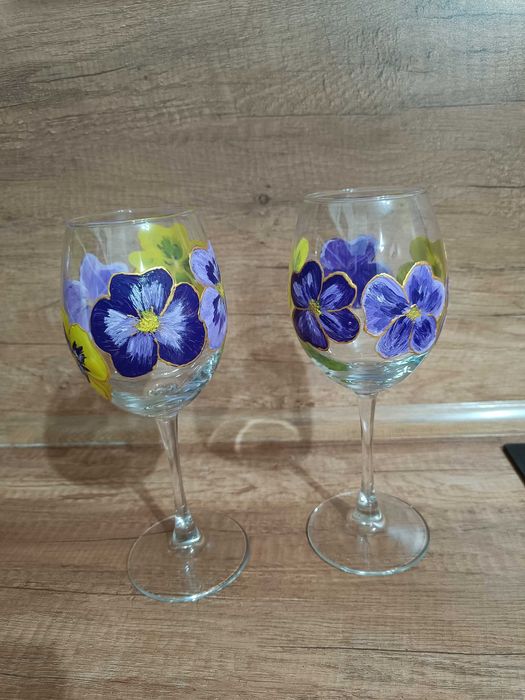 Ръчно рисувани чаши за вино