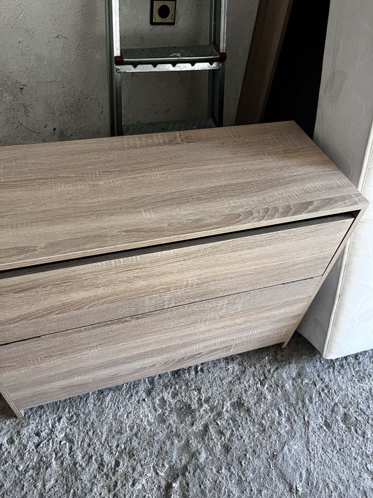 Продавам две ъглови легла с матраците и раклата комплект