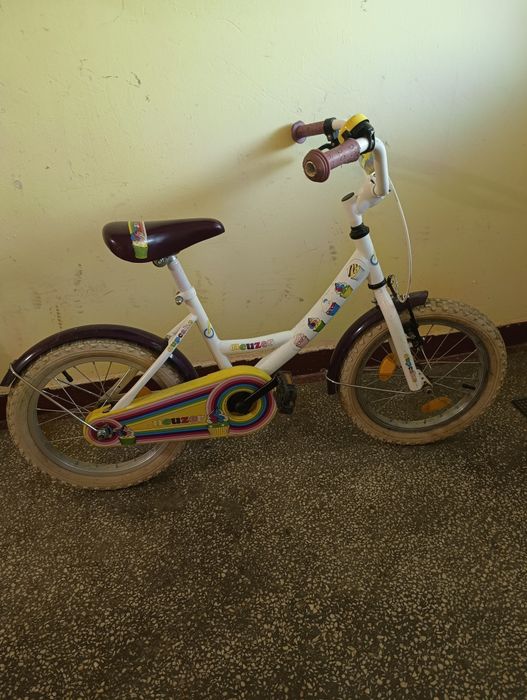 Vând 2 biciclete cu roți pe 16 cea cu brioșe și cea roșie cu roți pe 18