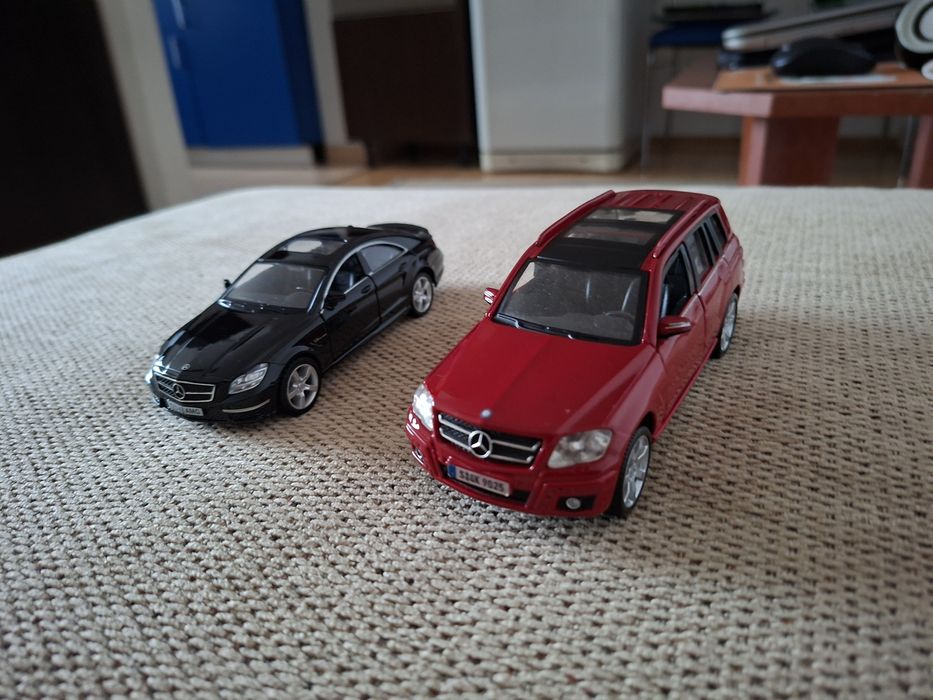 Vand 2 masinute si un excavator