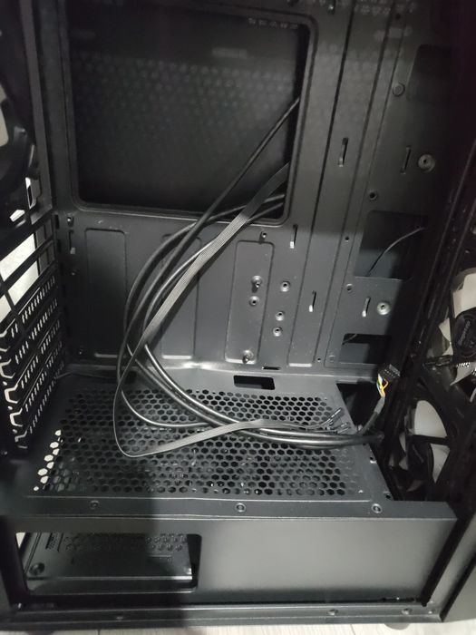 Carcasă PC Aerocool cu panou lateral din sticlă securizată și 4 ventilatoare RGB