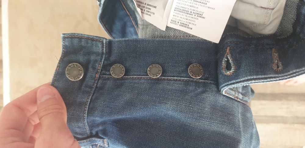 Vând blugi Prada Milano originali