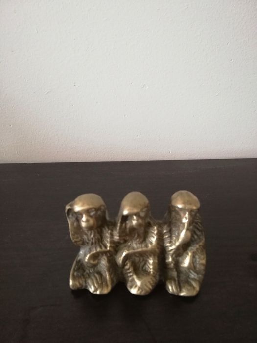 Красива малка статуетка от месинг на трите мъдри маймуни.