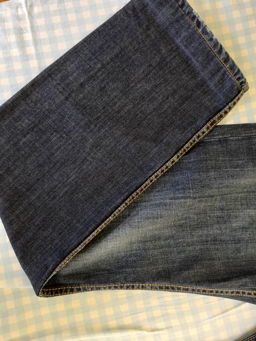 Продавам мъжки дънки с права кройка