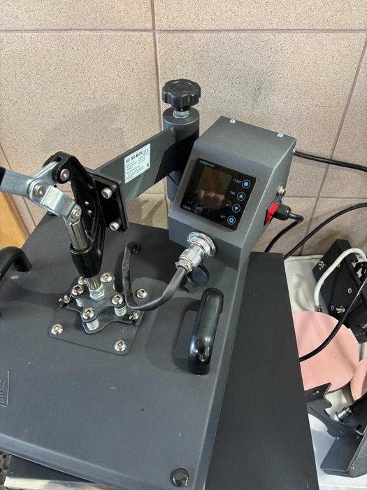 Presă termică 8 în 1 pentru personalizări textile și promoționale