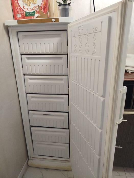 Продается морозильная камера indesit