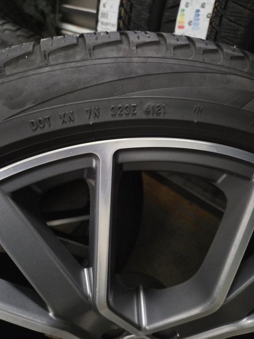 Гуми 275/40/r22.