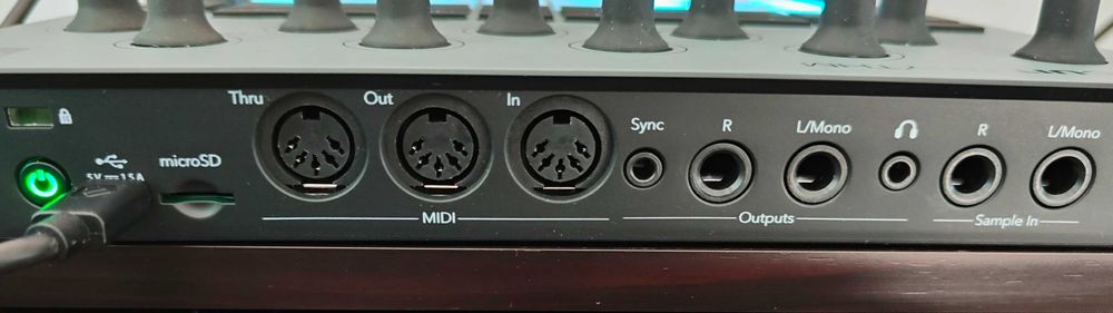 Vand Novation Circuit Rhythm – sampler groovebox, ca nou