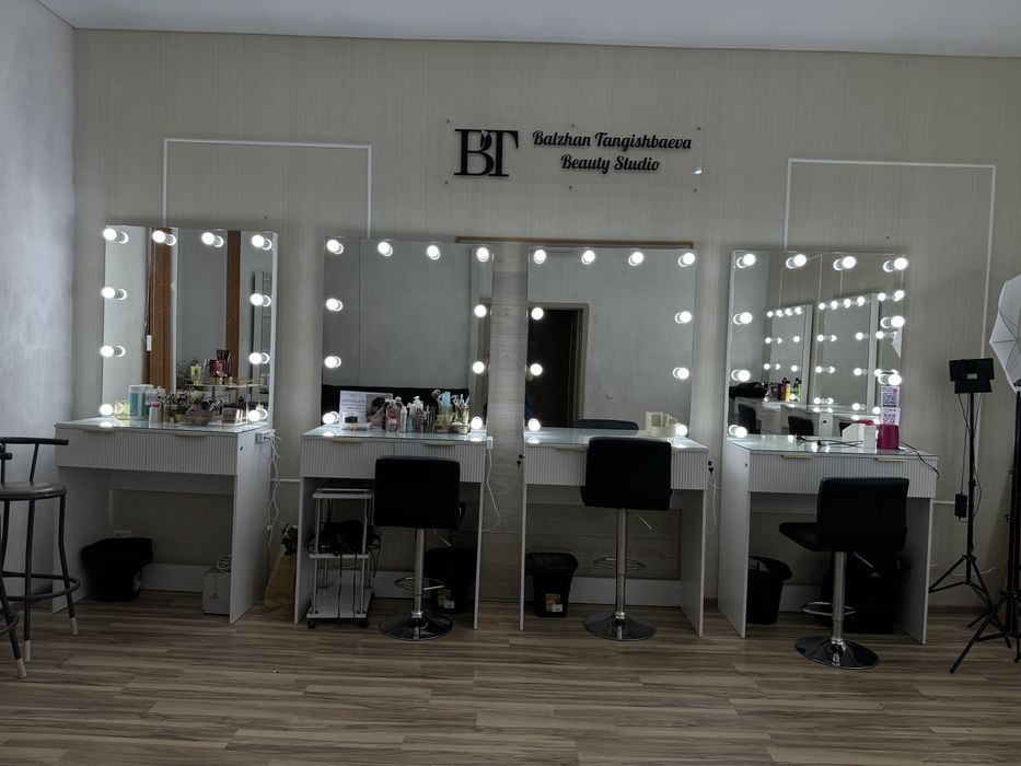 Столик для визажиста ,стилиста, бровиста