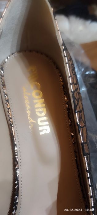 Vând pantofi piele toc 7 cm patrat auriu, deosebiti