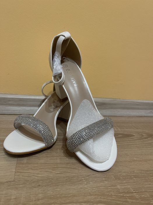 Vand sandale si pantofi NOI