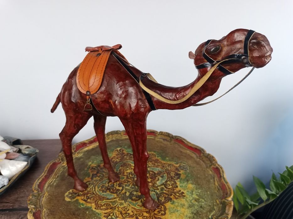 Ръчно изработени фигури от естествена кожа – Камила и Кон