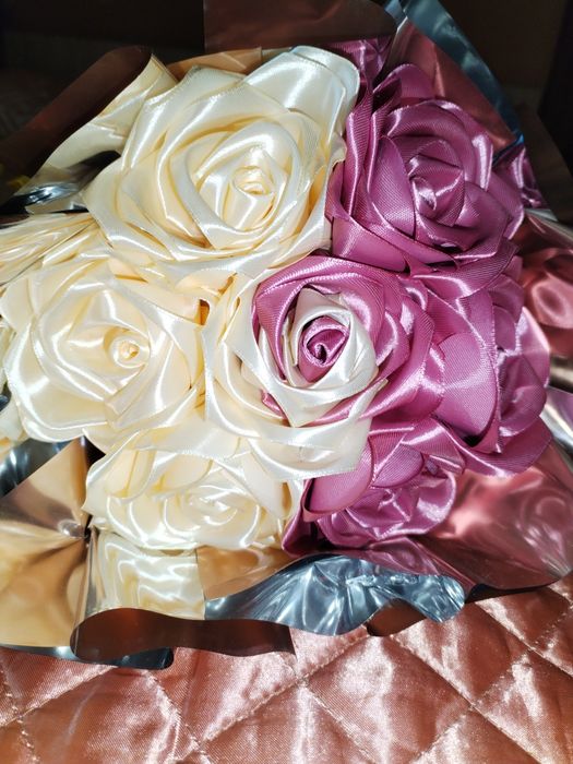 Buchete de trandafiri din satin