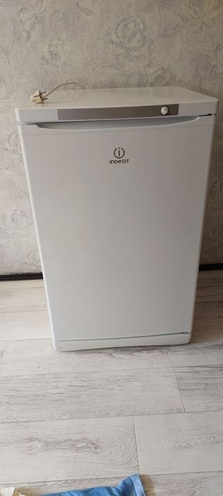 Продам морозилку Indesit