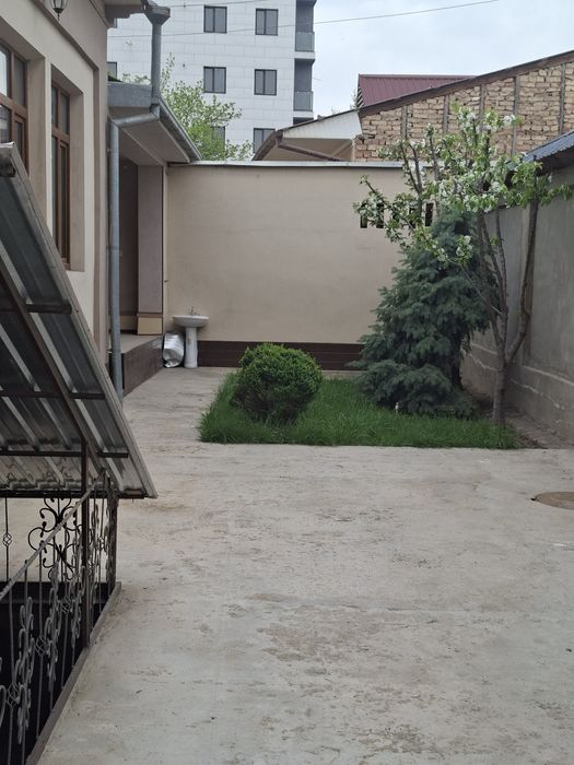 Продаётся дом в центре города Янгиюлея .Обшая площадь  3  соток .