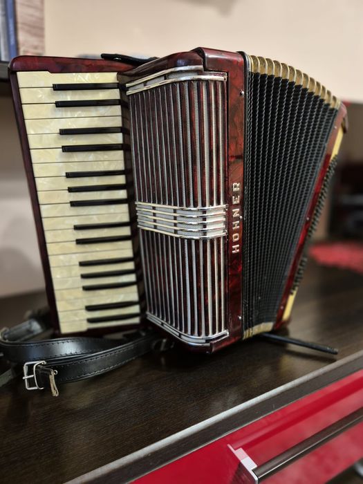 Vând acordeon hohner