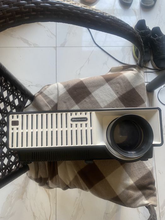 Проектор для презентаций, кино и игр