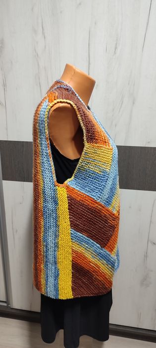 Vestă damă,tricotat manual in formă geometric.