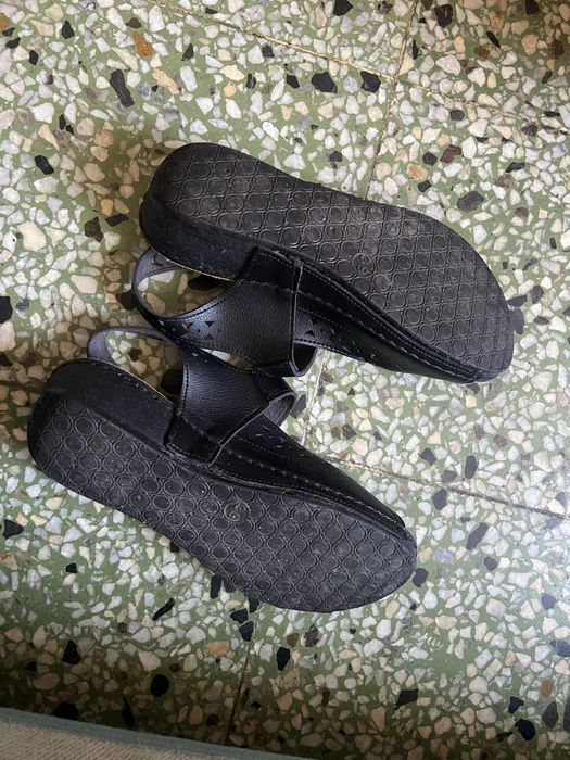 Sandale negre din piele