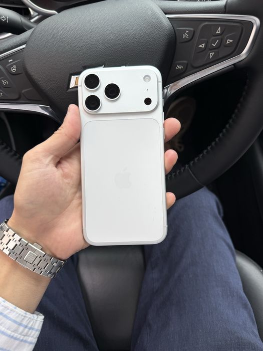 Iphone 17 pro max white