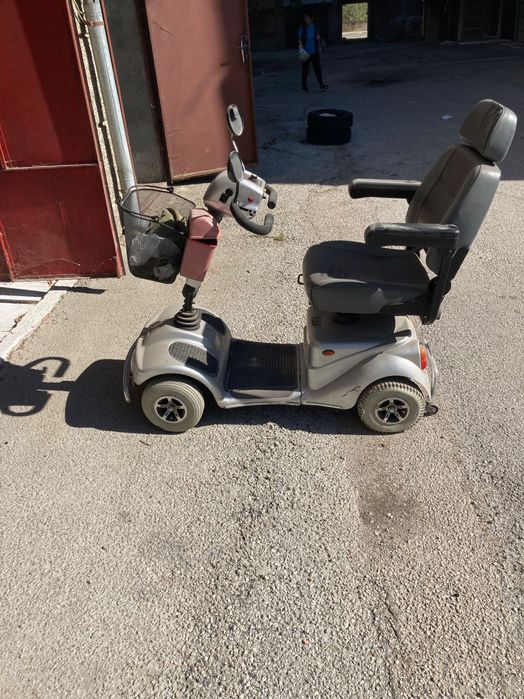 Електрическа инвалидна количка с кош