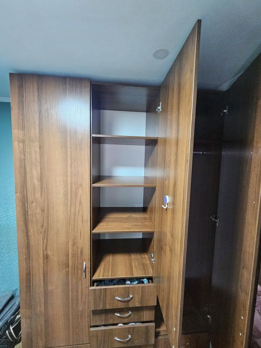 Шкаф в спальню комнату