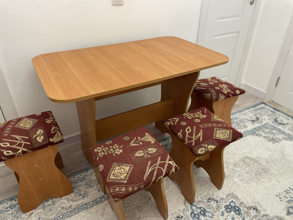 Стол и стулья 4 шт