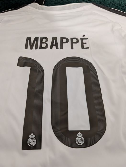 Echipament Adidas Real Madrid 25/26 Mbappe 10, mărimea 28 (12-14 ani)