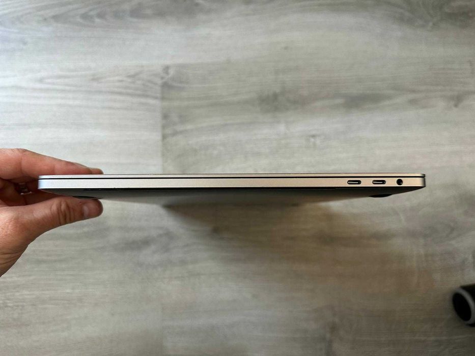 MacBook Pro 15" 2019 | i7 2.6GHz | 16GB RAM | 256GB SSD | Touch Bar