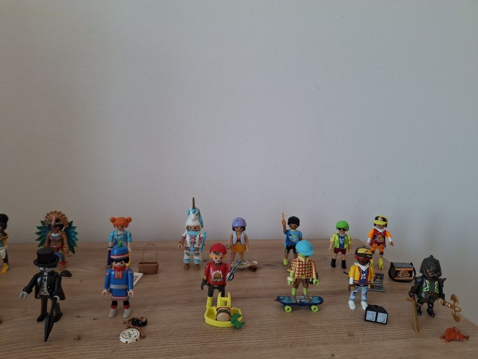 Vand lot cu 20 figurine Playmobil seria 25