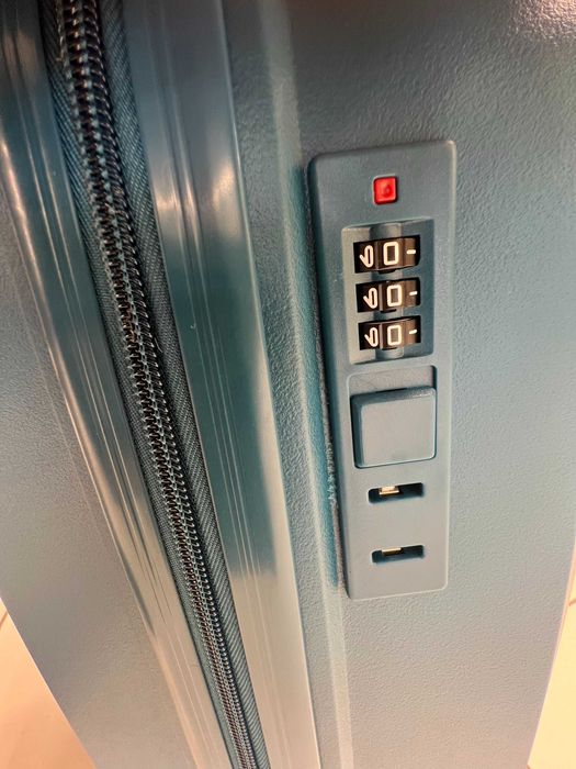 Стилен куфар на колела 36х21х55см