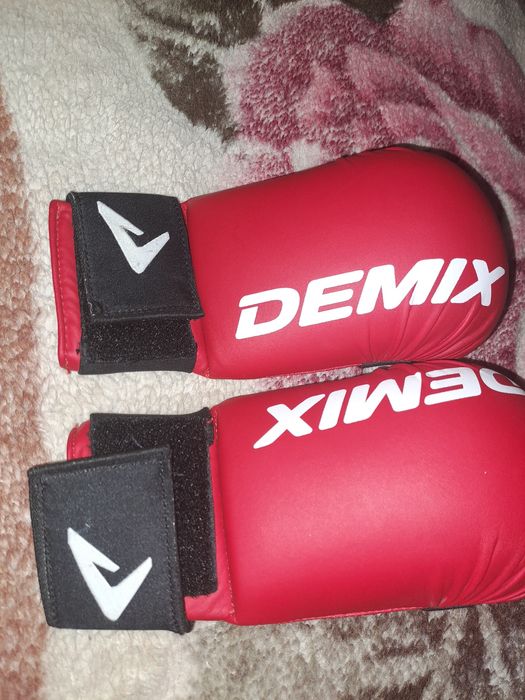 красные перчатки для каратэ