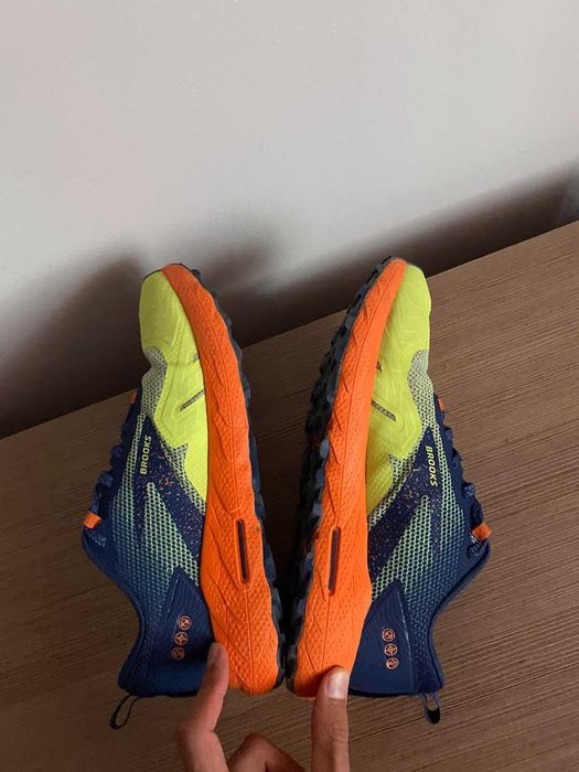 adidasi alergare montana/trail brooks cascadia 17