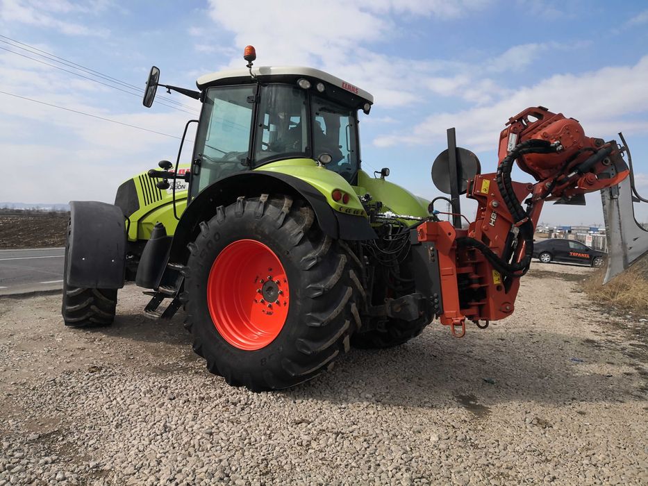 Inchiriere Tractor Claas Axion Vario cu atasamente plug vibrator si trencher Ditch Witch