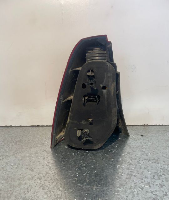 Lampa / Tripla stop dreapta pe aripa Dacia Logan prima generatie