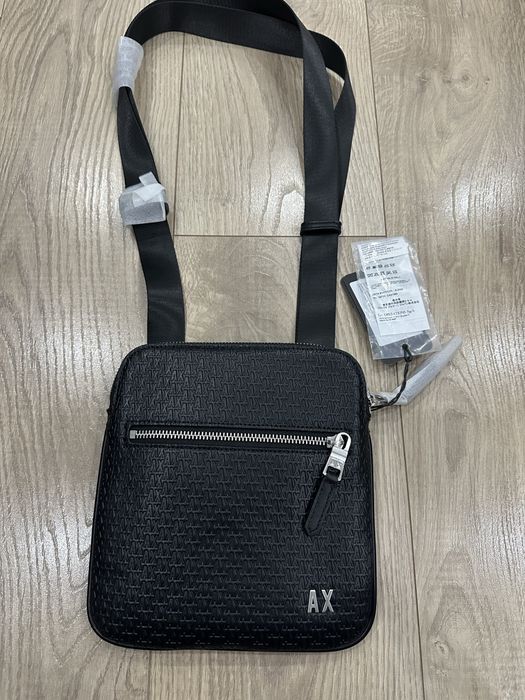 Барсетка Armani Exchange.